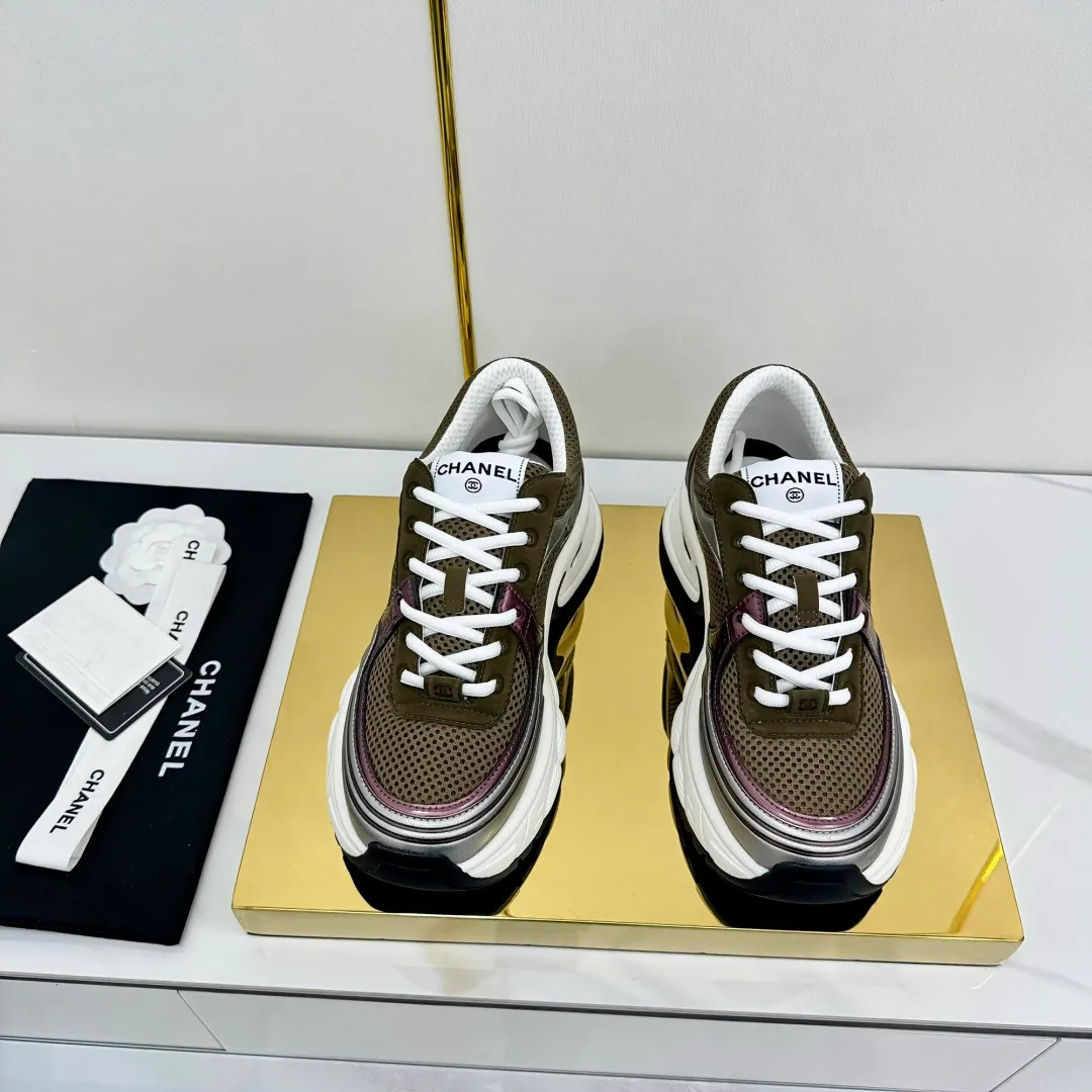 👟👟Ex-factory price 680👟👟 Upgraded version, upgraded version, upgraded version! No rebuttal accepted! ! ! ! Chanel Chanel panda shoes! 2025 counter's top casual sports shoes. This classic design; the upper is electro-embroidered with a variety of techniques; the outsole is fashionable and sporty; the unusual inclusion of a variety of color matching elements... The diversified mix and match is very good-looking and versatile, and can be used for leisure, fashion, sports, and outdoor... ꫛꫀꪝ Go➫ Materials: ❶Upper made of: original imported first-layer silk cowhide + original waterproof cloth + original first-layer cowhide ❷Inner lining: Original Yangli+Net ❸Outsole based on: Original TPU combination outsole Counter boutique packaging complete set for women 35–41 👉 👉 👉 👉